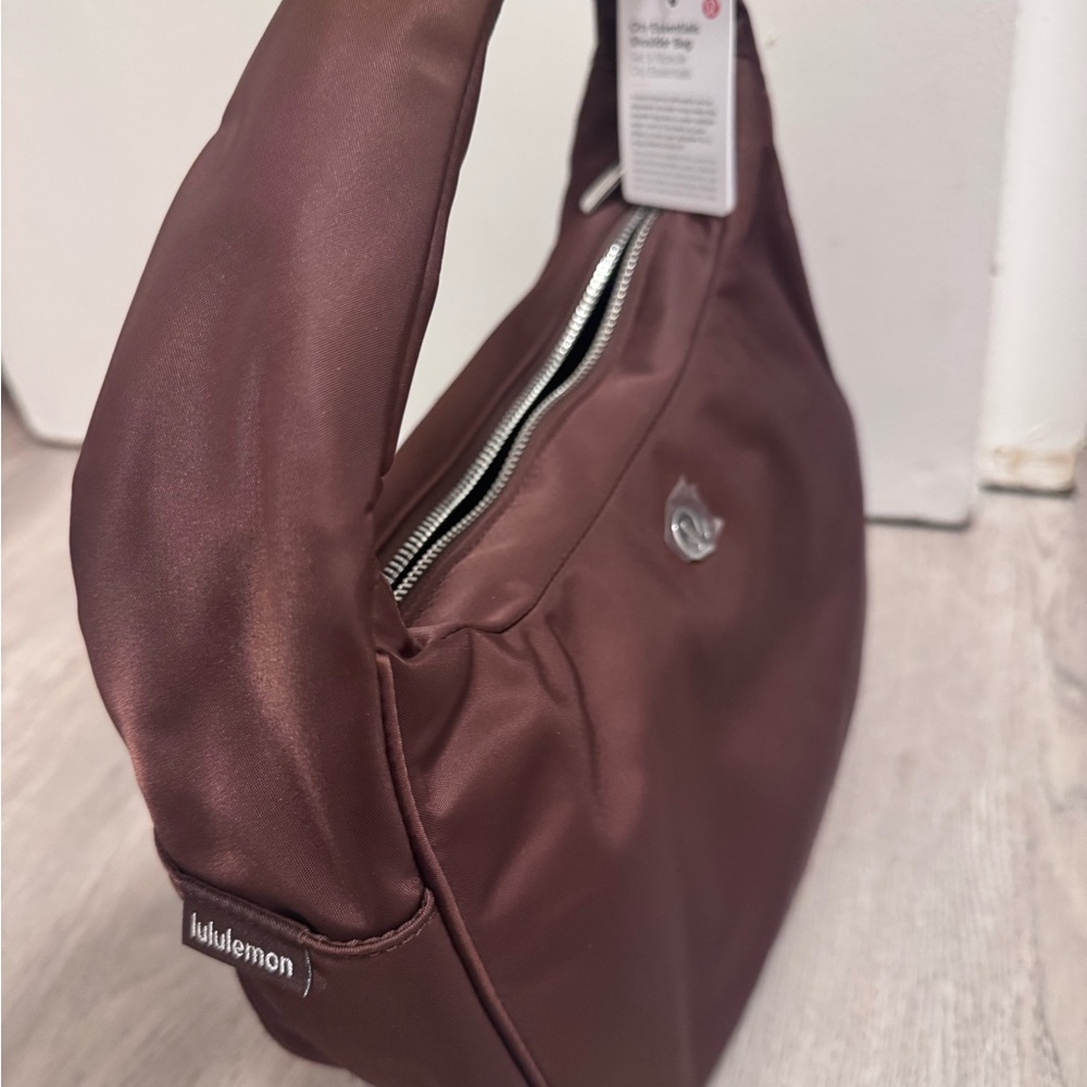 Lululemon City Essentials 4L Bag Lava Cake - Picture 3 of 7